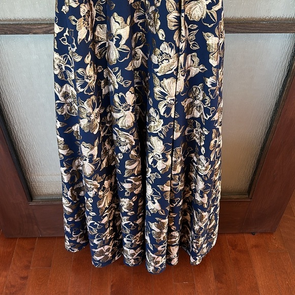 Badgley Mischka
Floral Jacquard Gown size 8 - Picture 10 of 16